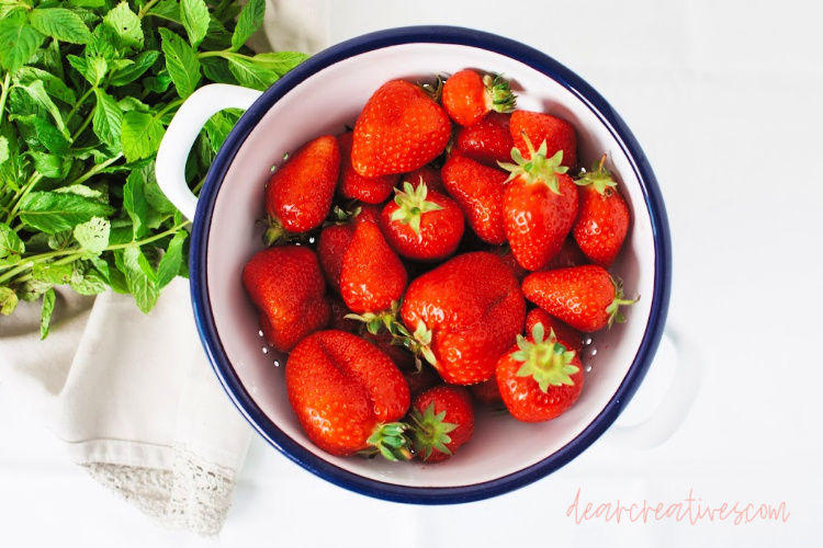 bowl of fresh strawberries - DearCreatives.com