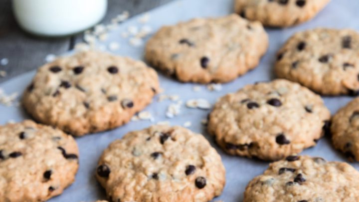 Hands down the easiest Oatmeal cookies recipe adapt it with your favorite ingredients such as raisins, chocolate chips, nuts or dried fruits. Grab this oatmeal cookies recipe at DearCreatives.com #oldfashionedoatmealcookies #oatmealcookies #chocolatechipoatmealcookies #oatmealcookiesrecipe #vanishingoatmealcookies