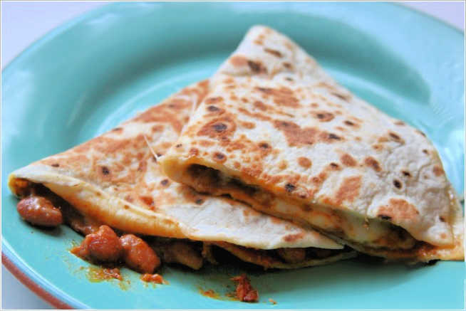 chili-cheese-quesadilla-on-a-plate-easy to make recipe for a cheese quesadilla with chili - DearCreatives.com