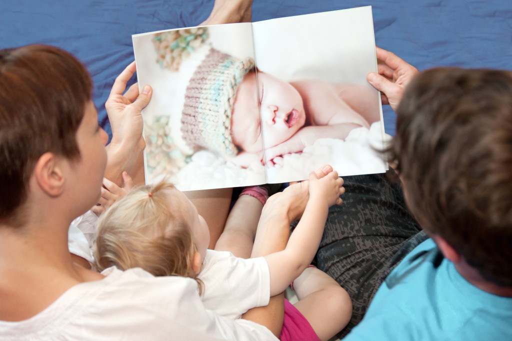 poyomi photo book, famly looking at photo book