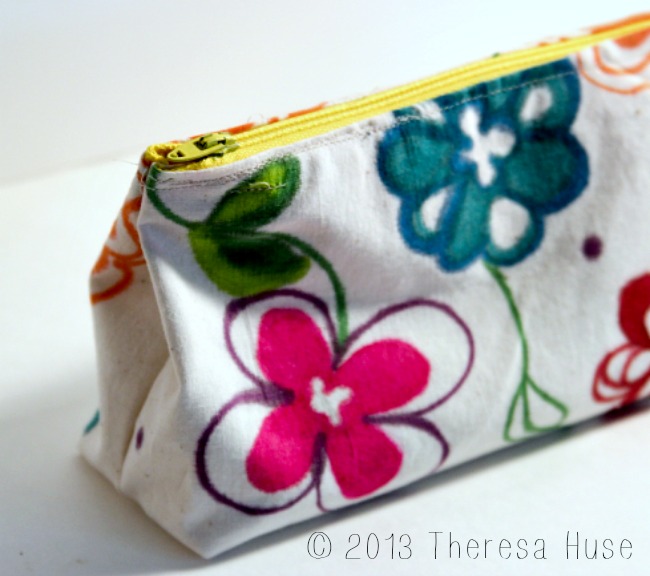 https://www.dearcreatives.com/wp-content/uploads/2013/07/Zipper-Pouch-handmade-fabric-Theresa-Huse-2013-2320.jpg