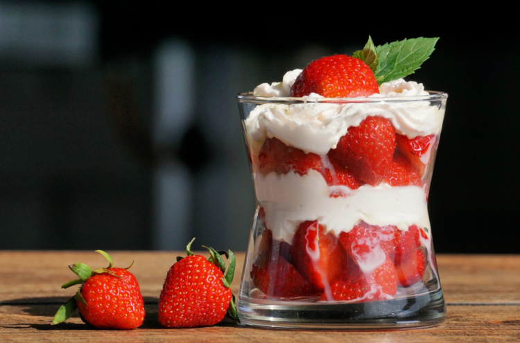 Strawberry Trifle - DearCreatives.com