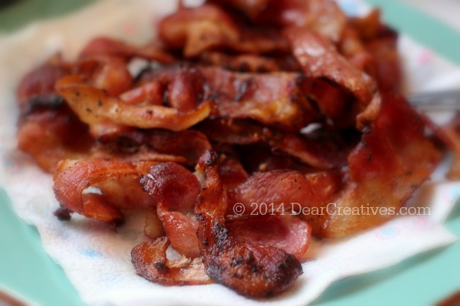 Bacon on a plate_cooked bacon_