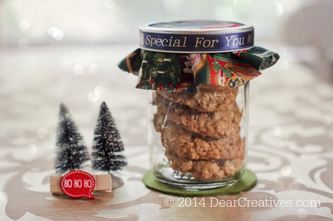 Cookies in a mason jar with a decorated lid and personalized ribbon_© 2014 DearCreatives.com