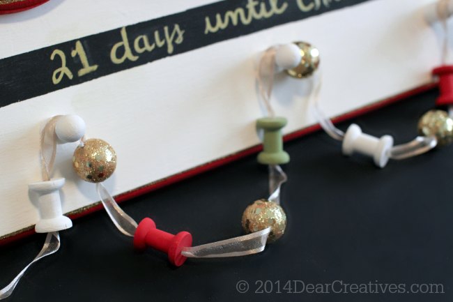 Details of garland hanging on Christmas Countdown sign_painted with chalk paint_© 2014 DearCreatives.com