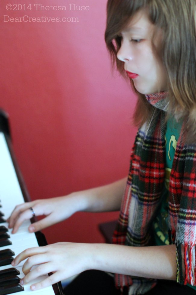 Young lady playing the piano_ © Theresa Huse_DearCreatives.com