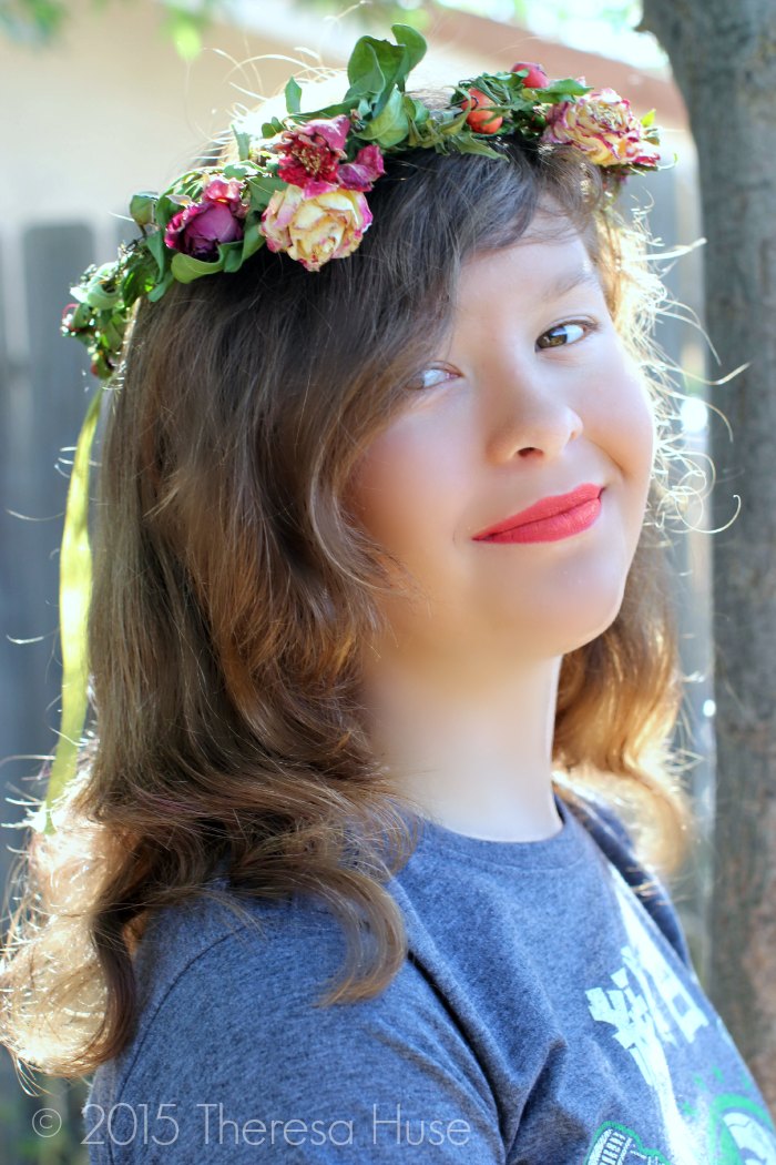 Photography | Flower headband on a young lady outdoors