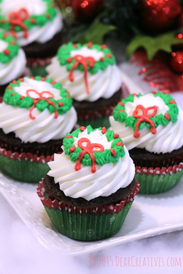 Wreath Cupcakes - Christmas cupcakes with a wreath on the frosting. Grab this cupcakes recipe and see how easy it is to make for Christmas cupcakes 