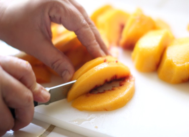 How to Peel Peaches {Easy Tutorial} - FeelGoodFoodie