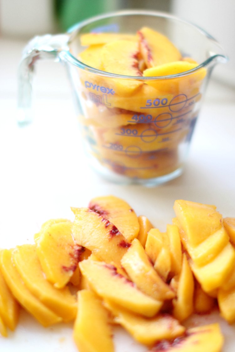 How to slice peaches for a pie. Peaches in a measuring cup