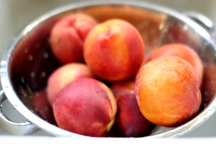 How to peel peaches for peach pie, cobbler or other desserts. Start with rinsed peaches in a colander 