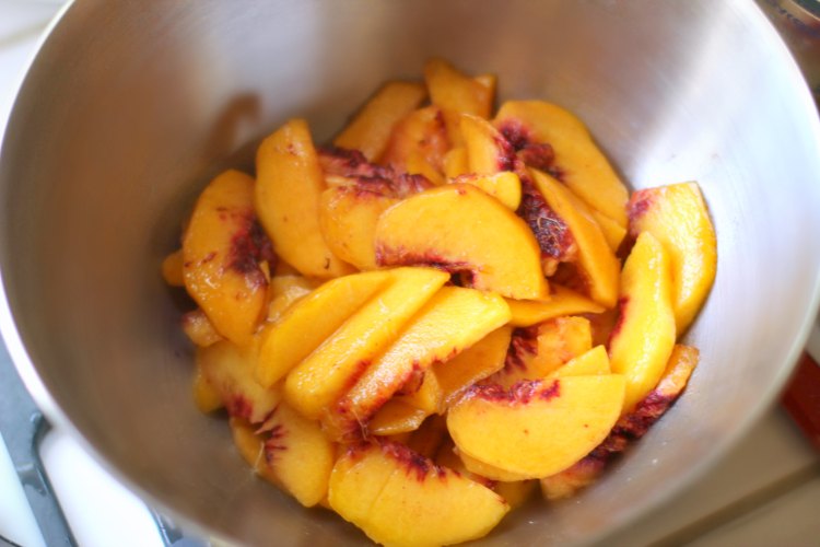 How to slice peaches | Sliced peaches in a bowl ready to make peach pie