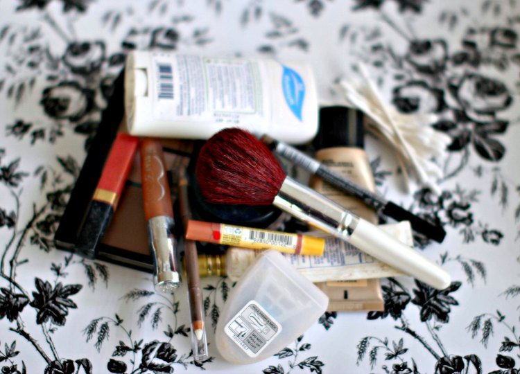 easy-storage-ideas-cosmetics-that-need-organizing-for-carry-on-bags-dearcreatives-com
