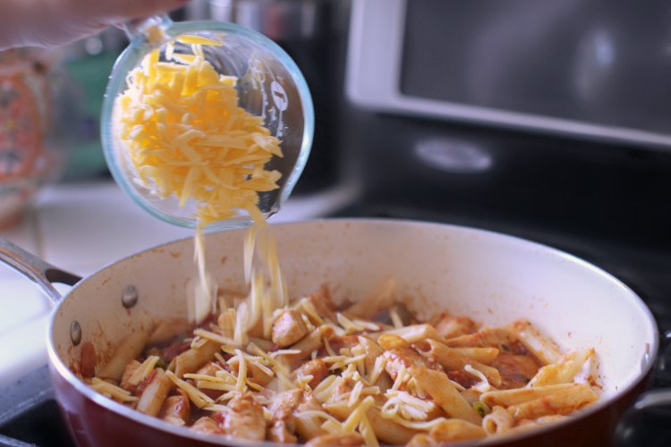 Chicken Chili Mac Recipe - Easy to make 30 minute recipe perfect for dinners on a busy night 