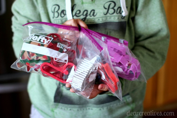 easy-storage-ideas-cookie-cutters-in-plastic-bags-by-season-for-baking-dearcreatives-com
