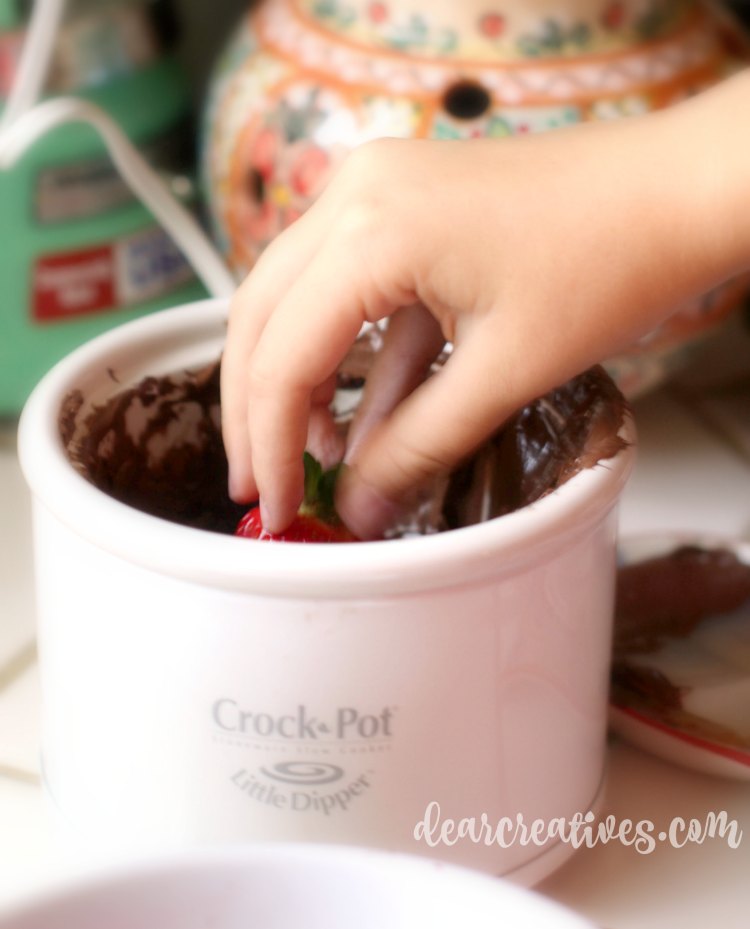 how to dip chocolate strawberries dipping strawberries in Crock-Pot little dipper easy to make chocolate strawberries DearCreatives.com