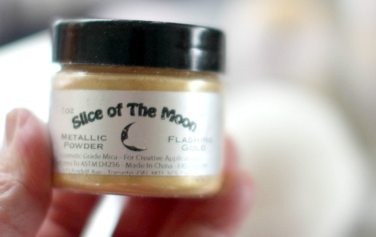 Beauty DIY Recipes How to make bath bombs © 2017 Theresa Huse - Slice of the Moon Metallic Poweder Flashing Gold Cosmetic Grade Mica