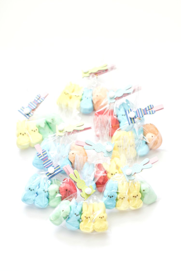 Fun and Easy DIYs Easter treats Peeps Candy Treat Bags. A fun and easy DIY
