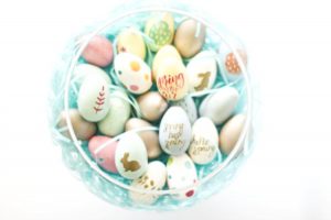 crafts spring Fun and easy Easter centerpiece. So many spring crafts to pick from. © 2017 Theresa Huse