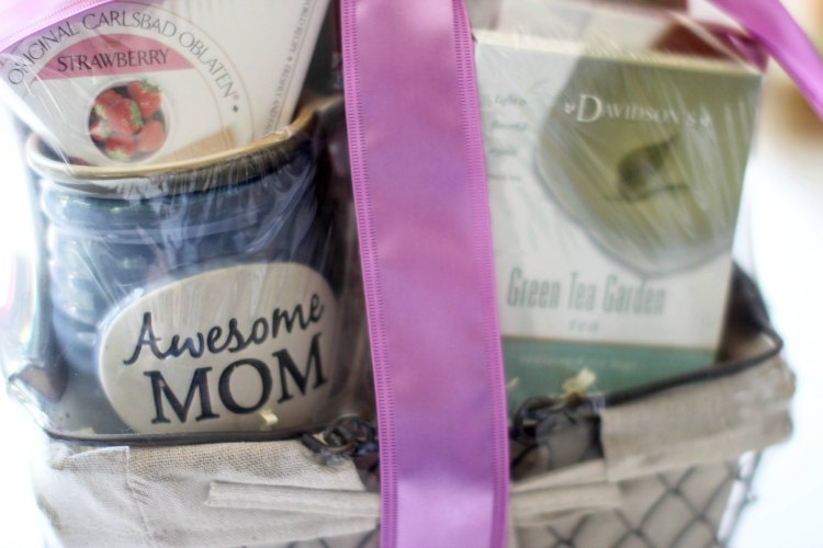 Gift Guide | gift ideas DearCreatives.com closeup of gourmetgiftbaskets Mother's Day gift basket