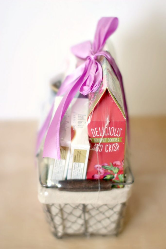 Gift Guide | gift ideas DearCreatives.com side view of gift basket from gourmetgiftbaskets