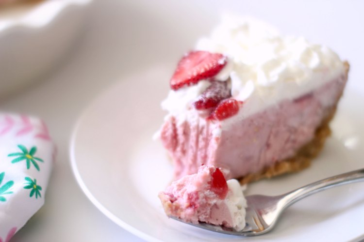 strawberry icebox pie, icebox pie, icebox cakes, no bake desserts DearCreatives.com Slice of strawberry ice box pie on a plate
