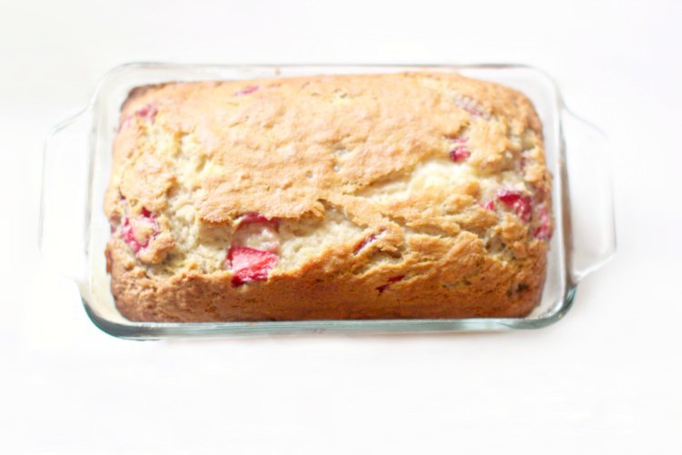 strawberry banana bread cooling off in a Pyrex bread making pan on the counter.