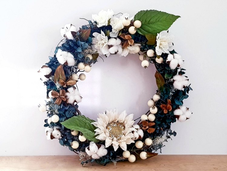 Farmhouse wreath. #farmhousewreath #grapevinewreath #wreathDIYs DearCreatives.com