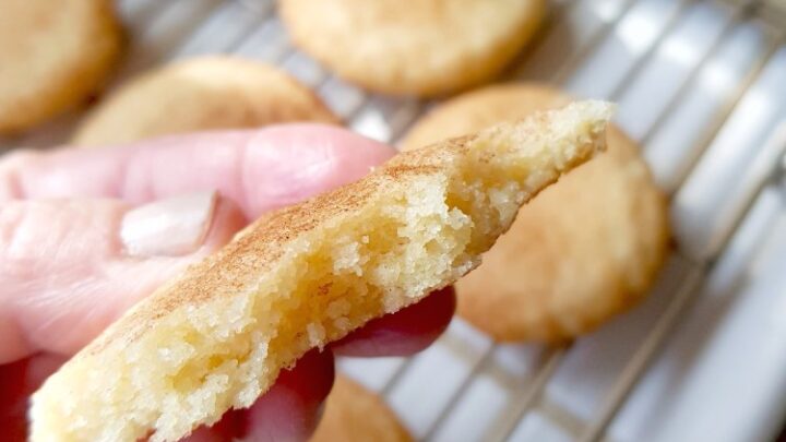 Inside of a snickerdoodle cookie. These are the best, and easiest snickerdoodle cookies shee how to make them DearCreatives.com #snickerdoodlecookies #cookies #cookierecipes #snickerdoodles #snickerdoodlescookierecipe