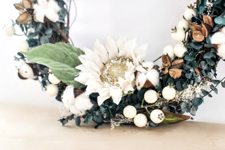 close up of bottom of Farmhouse Wreath DIY © 2017 Theresa Huse DearCreatives.com