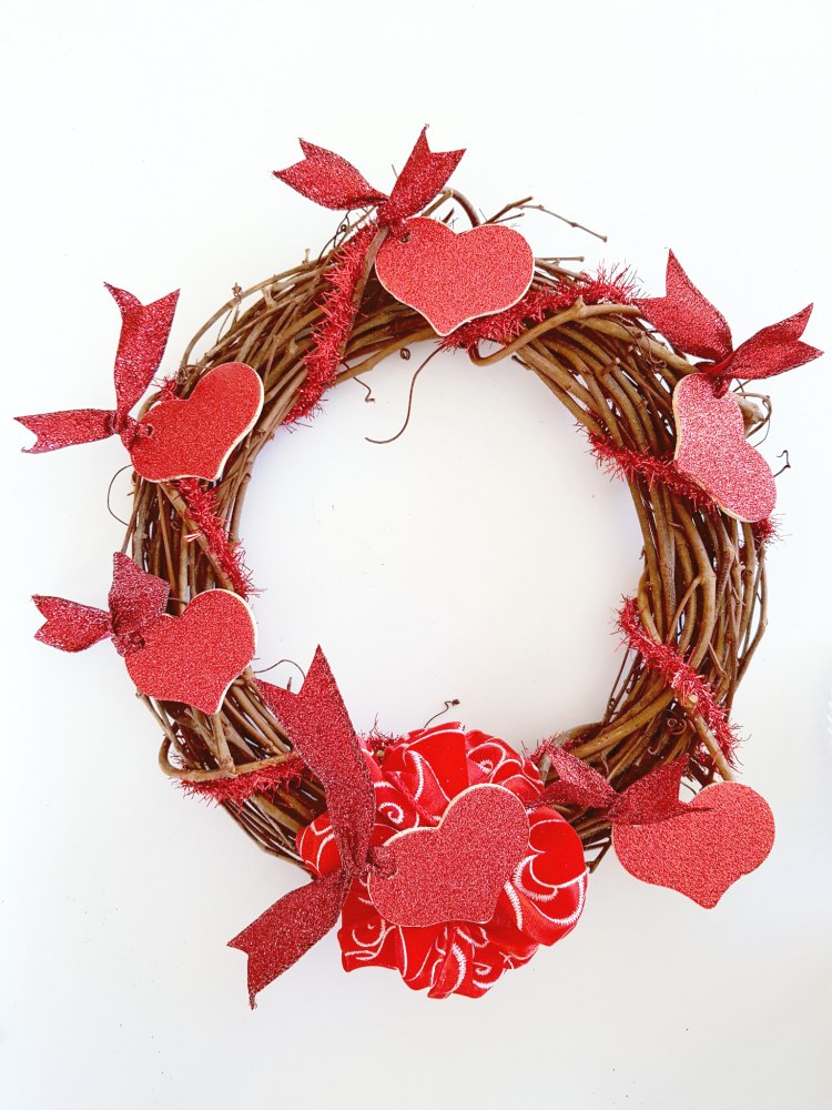 Valentine's Day Wreath - how to make a quick and easy Valentine's Day wreath. Even beginners can make this! DearCreatives.com