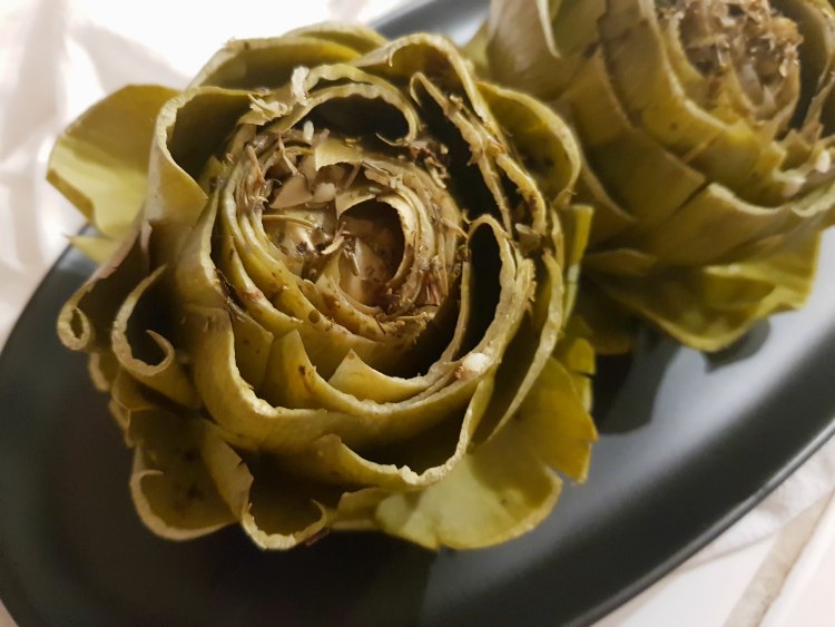 steamed artichokes close up see recipe at DearCreatives.com © Theresa Huse