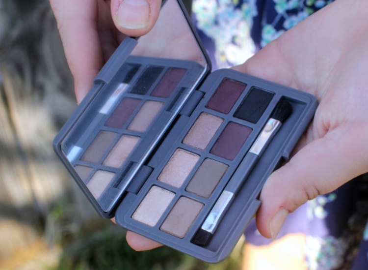 Essential Eye Palette light brown, and brown eye shadows in palette stowaway cosmetics © 2018 DearCreatives.com