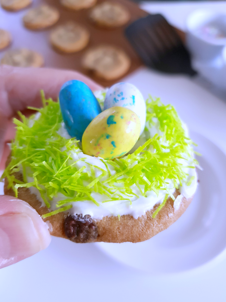 Adding a decorated Easter cookie to the plate so I can make the nest birds nest cookie © 2018 DearCreatives.com