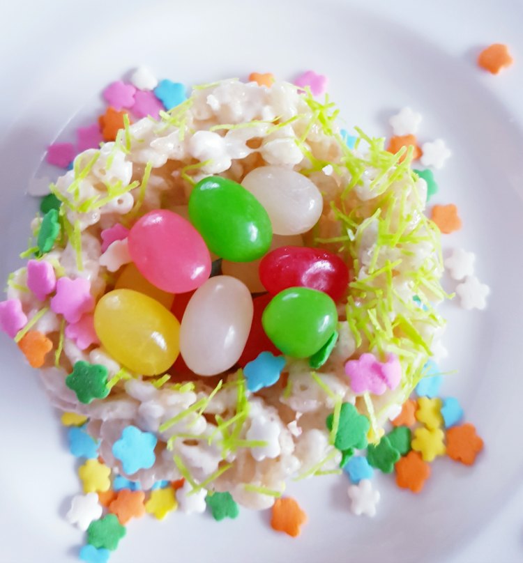 Birds Nest Krispie Treats with jelly beans. This is an easy sweet treat recipes see how at DearCreatives.com
