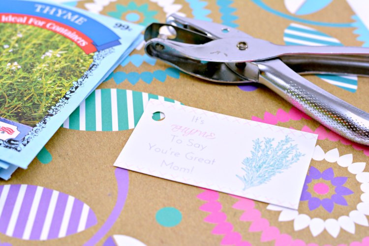 punched hole in the Mother's Day free printable gift tag DearCreatives.com