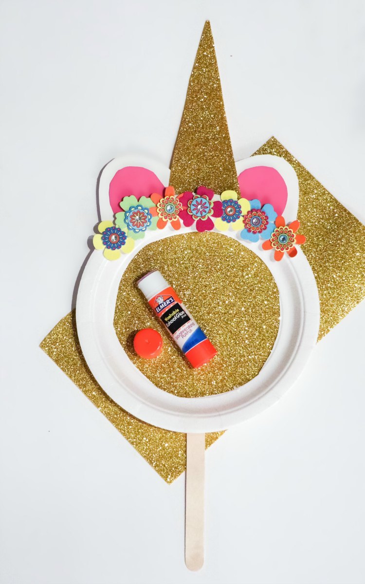 glitter card stock, and paper plate kids craft for a unicorn mask. DearCreatives.com