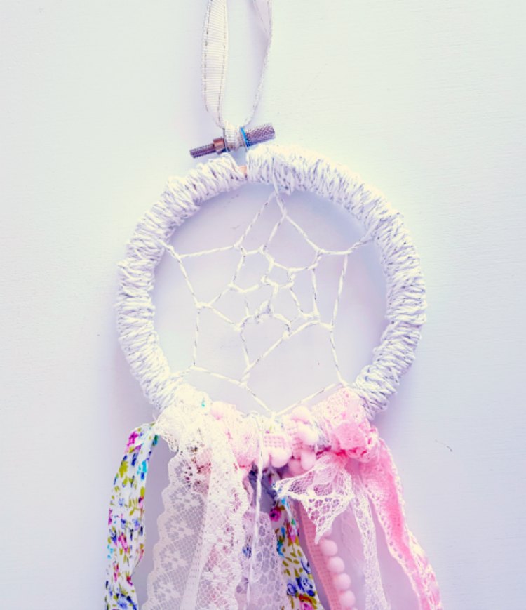 Dreamcatcher DIY see how to make a dreamcatcher this is an easy craft to make and can be a teen craft too. See how at DearCreatives.com #dreamcatcher #boho #crafts #diy #teencraft