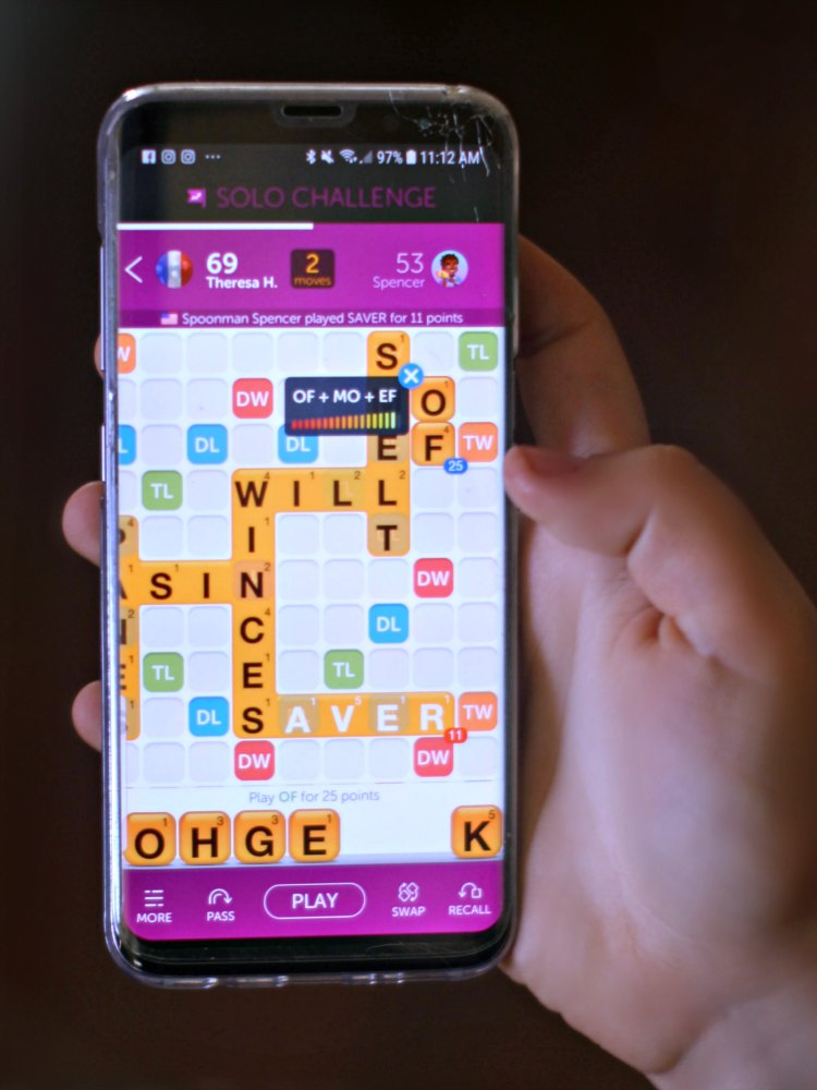 scoring in the mobile game words with friends 2 brain teaser © 2018 DearCreatives.com