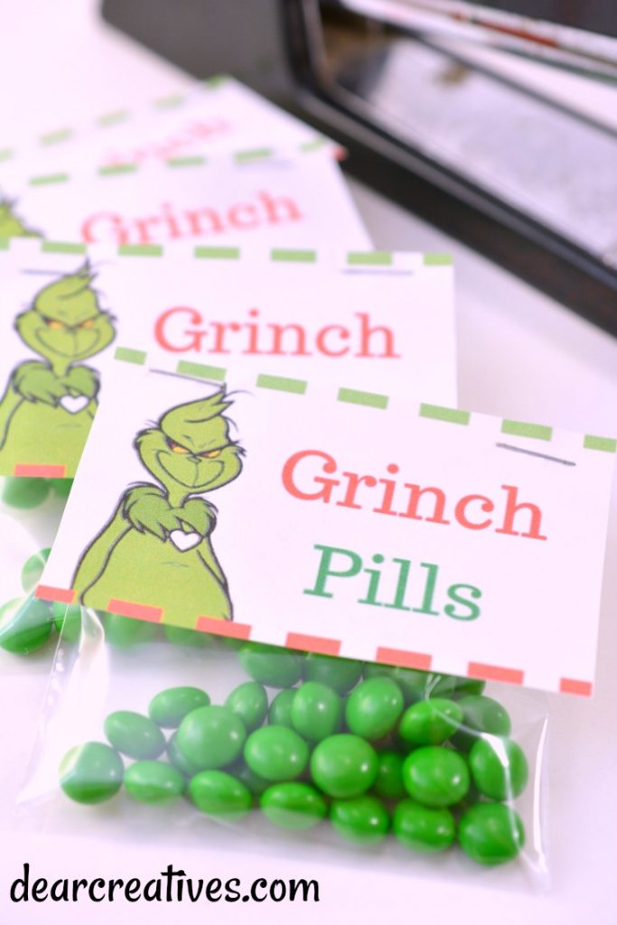 Grinch Treat Toppers on a candy bag DearCreatives.com #freeprintable #grinch #toppers #treatbag #diy