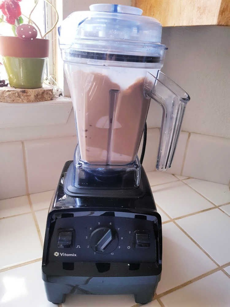 Making hot chocolate in a Vitamix blender DearCreatives.com