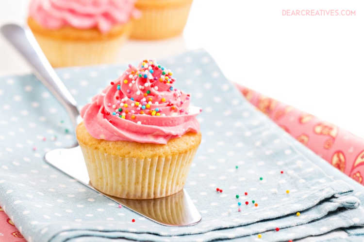 Vanilla Cupcakes That Are Delicious And Perfect For Decorating