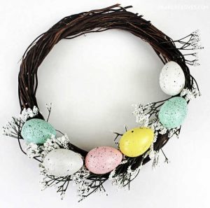 Easter Wreath that is easy to make. See how to video at DearCreatives.com #easterwreath #eastereggwreath #springwreath #wreathideas