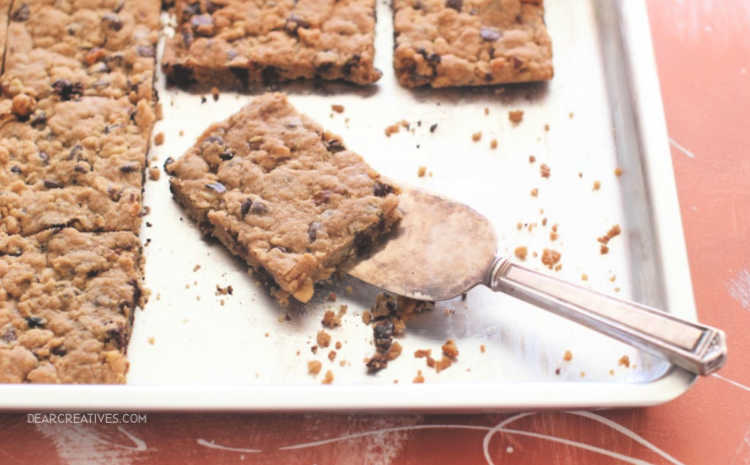 chocolate chip cookie bars © 2019 Theresa Huse -bar cookies recipe DearCreatives.com