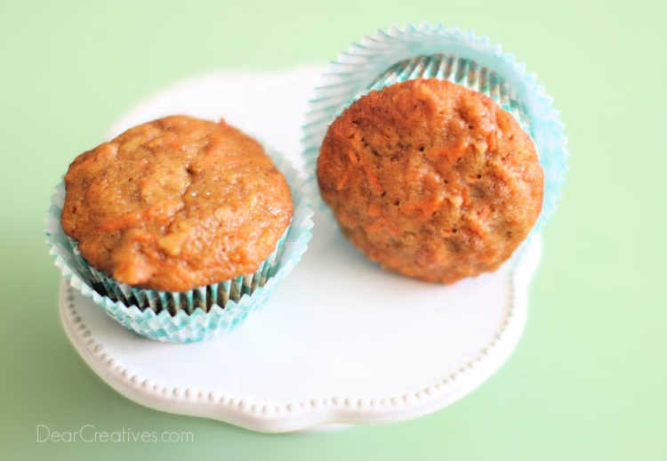 carrot cake cupcakes - unfrosted or frosted these carrot cake cupcakes are so tasty and easy to make. Grab the recipe at DearCreatives.com #carrotcakecupcakes