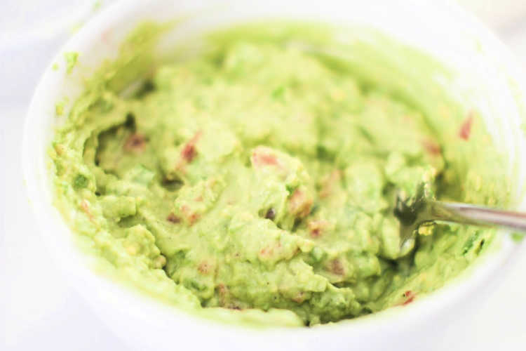 mix ingredients well until blended in a bowl to make your guacamole mixture © 2019 DearCreatives.com 