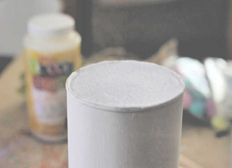 Step 2. Add felt to the bottom of the can after painting the can. DearCreatives.com