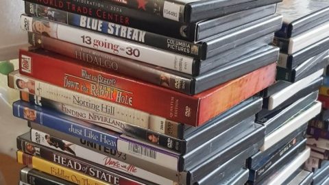 8 Tips for DVD and Cd organization and Storage - Neat, space saving! You will love how easy it is to do. Tidy up your space, organize your favorite movies and music. Grab these home organization ideas. DearCreatives.com
