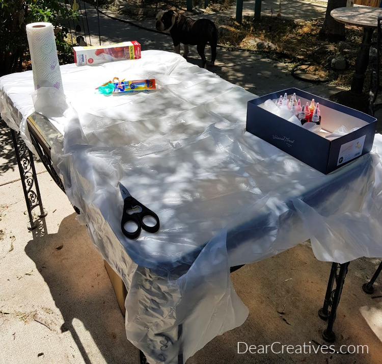 How to set up for tie dying t-shirts and easy tie-dye techniques. DearCreatives.com