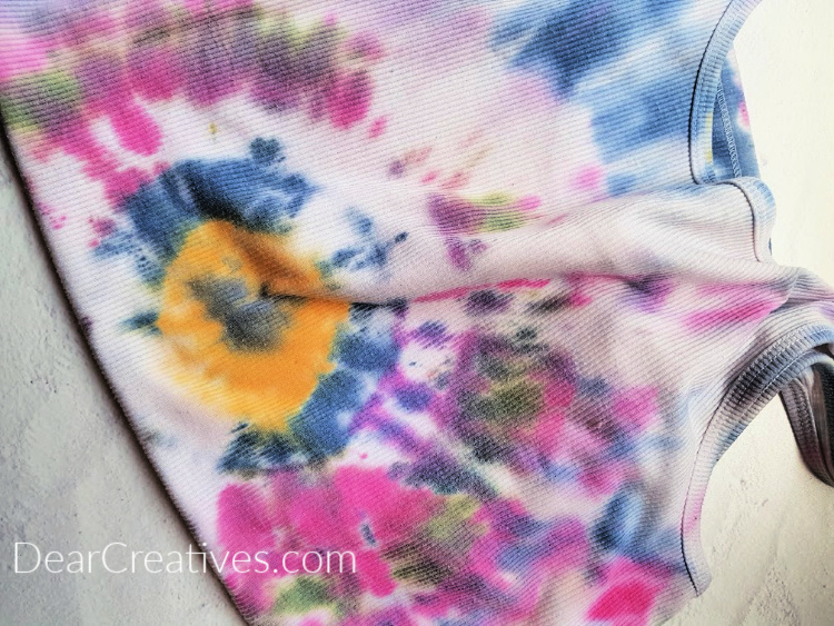 Tie dye t-shirt with bullseye technique. Find easy tie-dye ideas at DearCreatives.com